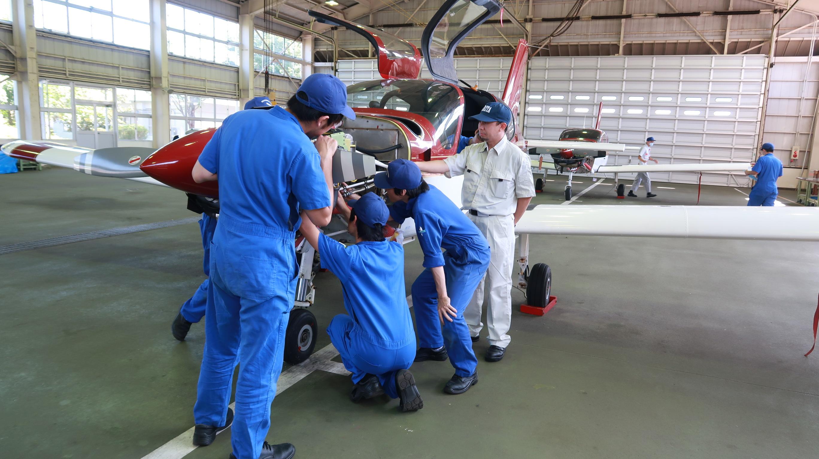 経験豊富な講師陣から、航空整備士に必要な専門知識と技術力を学び、「二等航空運航整備士」の取得を目指す